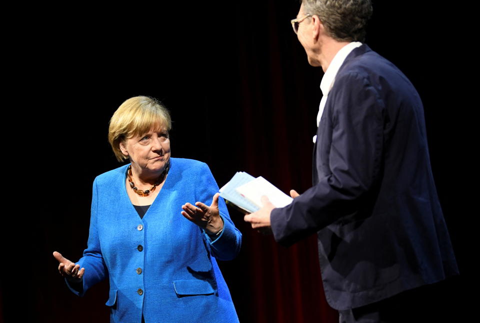 Ex-Kanzlerin Angela Merkel bei ihrem Fragenabend mit dem Journalisten Alexander Osang im Berliner Ensemble (Bild: REUTERS/Annegret Hilse)