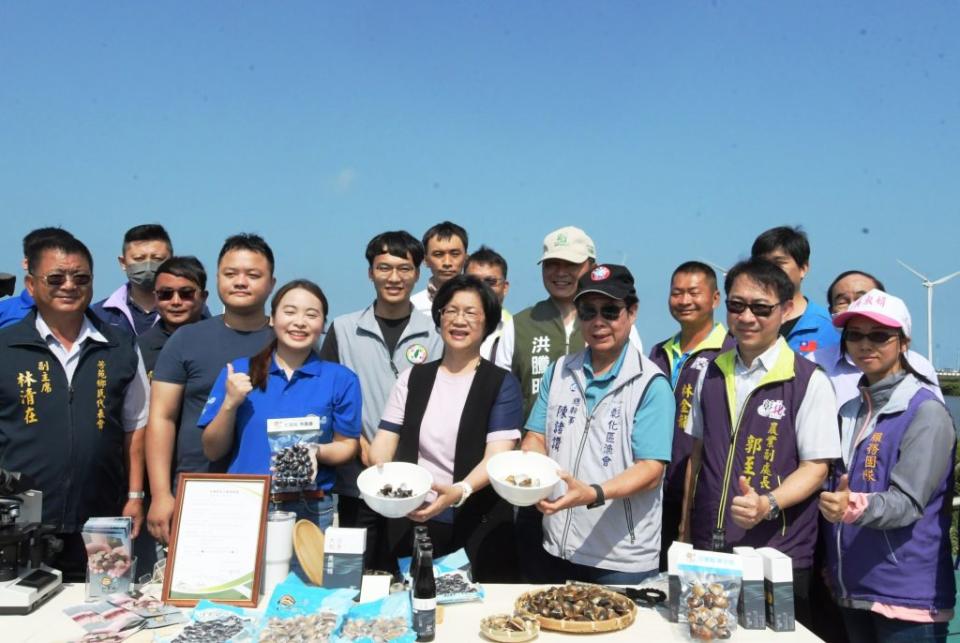 楊宜樺養殖的有機文蛤、虱目魚獲得全台第一也是唯一的有機認證，王惠美期青農返鄉加入行列。(記者曾厚銘攝)