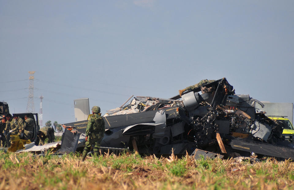 Soldamos mexicanos inspeccionan el área que dejó el helicóptero de la Marina, donde 14 uniformados murieron cerca del aeropuerto de Los Mochis, Sinaloa. (Photo by Jose MENDOZA / AFP) (Photo by JOSE MENDOZA/AFP via Getty Images).