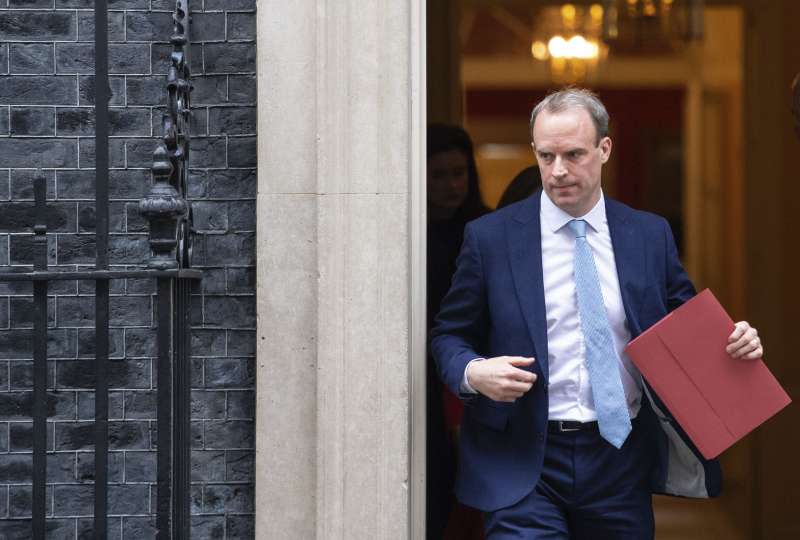 英國外相拉布（Dominic Raab）暫時代理重病住院的首相強森（AP）