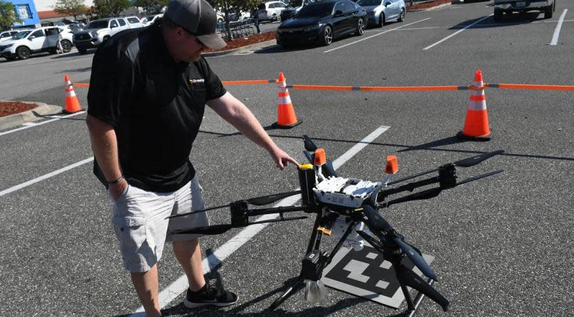 Foto de un operador de DroneUp, quien maneja uno de los drones