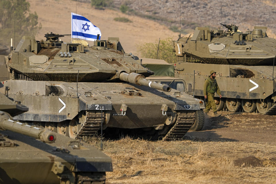 Tanques israelíes, estacionados cerca de la frontera con Líbano, el 11 de octubre de 2023. (AP Foto/Ariel Schalit)