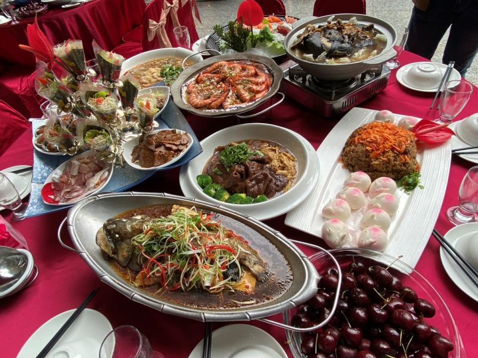 結合宋江陣活動推出每桌一萬元的「宋江大宴」，讓民眾有機會品嚐內門總舖師的手路菜。（圖：溫蘭魁攝）