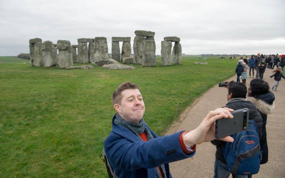 Ο ταξιδιωτικός συγγραφέας Jack Rear στο Stonehenge