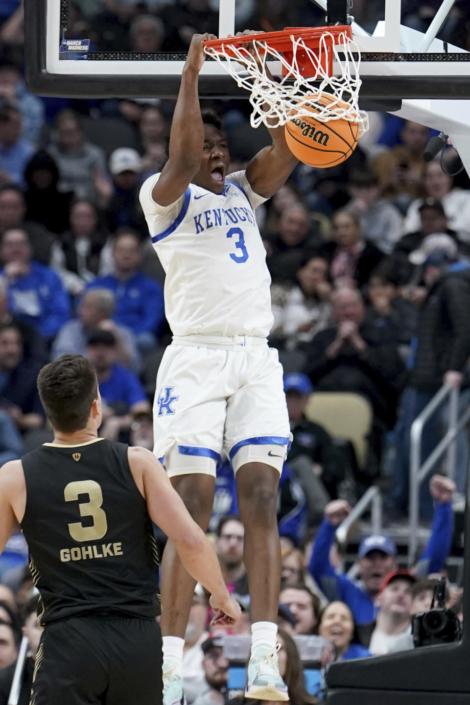 Kentucky's Adou Thiero (3) dunks in front of Oakland's Jack Gohlke (3) during the first half of a college basketball game in the first round of the men's NCAA Tournament, Thursday, March 21, 2024, in Pittsburgh. (AP Photo/Matt Freed)