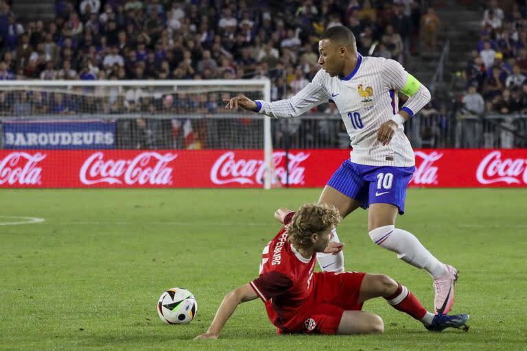 Kylian Mbappe deja en el camino a Jacob Shaffelburg durante el amistoso entre Francia y Canadá; el crack fue suplente y jugó los últimos minutos