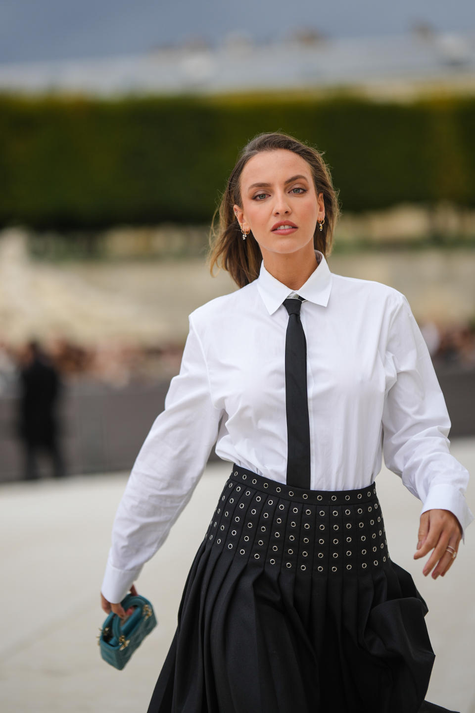 <p>Décidément, le look chemise blanche/cravate avait la cote pour les femmes au défilé Dior. La preuve encore une fois avec Carla Ginola. (Crédit Edward Berthelot/Getty Images)</p> 