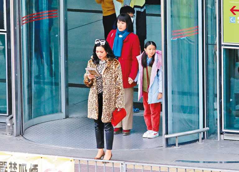 ■杏兒與樊亦敏在紅磡火車站拍外景。