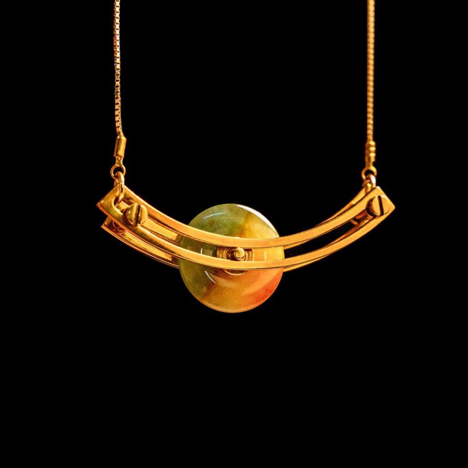 作品名為「星河」，圓玉會隨佩戴者頸部轉動、步行，在黃銅軌道的中間滾動，猶如一個像在銀河系公轉的星球。