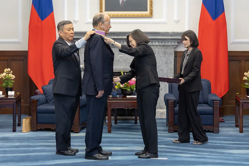 總統頒授台灣公報發行人韋傑理大綬景星勳章。