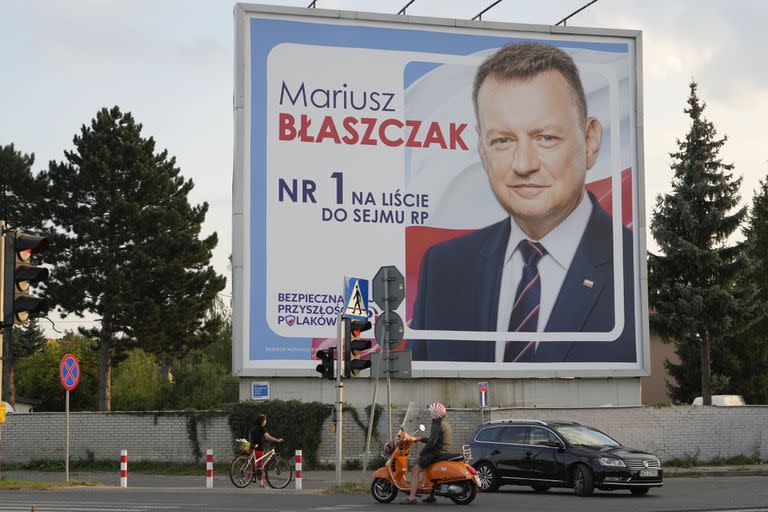 Un cartel de campaña de una figura del partido conservador gobernante de Polonia, el ministro de Defensa Mariusz Baszczak, en Lomianki, cerca de Varsovia, Polonia