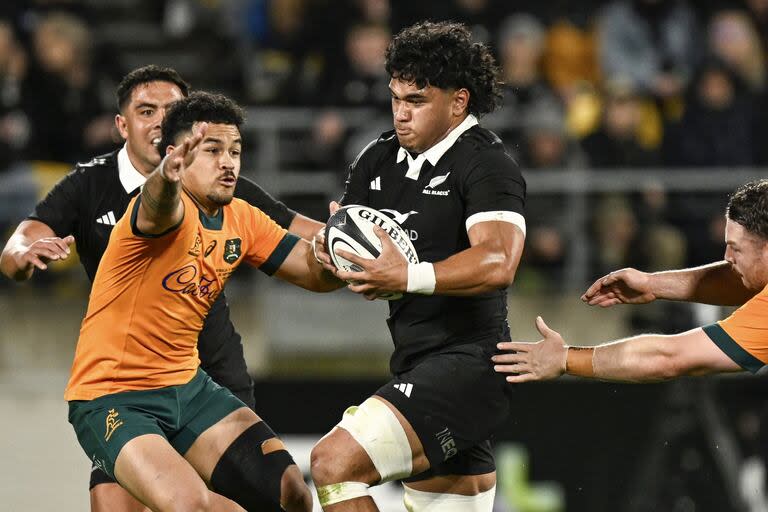 New Zealand's Wallace Sititi makes a runduring their Rugby Championship match between the All Blacks and the Wallabies in Wellington, New Zealand, Saturday, Sept. 28, 2024.(Andrew Cornaga/Photosport via AP)