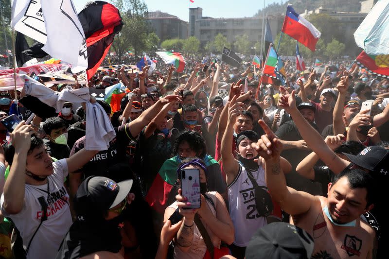 Protestas contra el Gobierno en el primer aniversario de las masivas manifestaciones producidas en el país, en Santiago, Chile