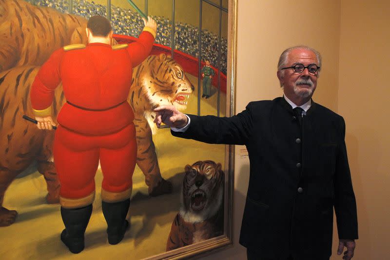 Foto de archivo. El pintor y escultor colombiano Fernando Botero posa durante la inauguración de su exposición "El Circo" en el Museo de Antioquia, en Medellín