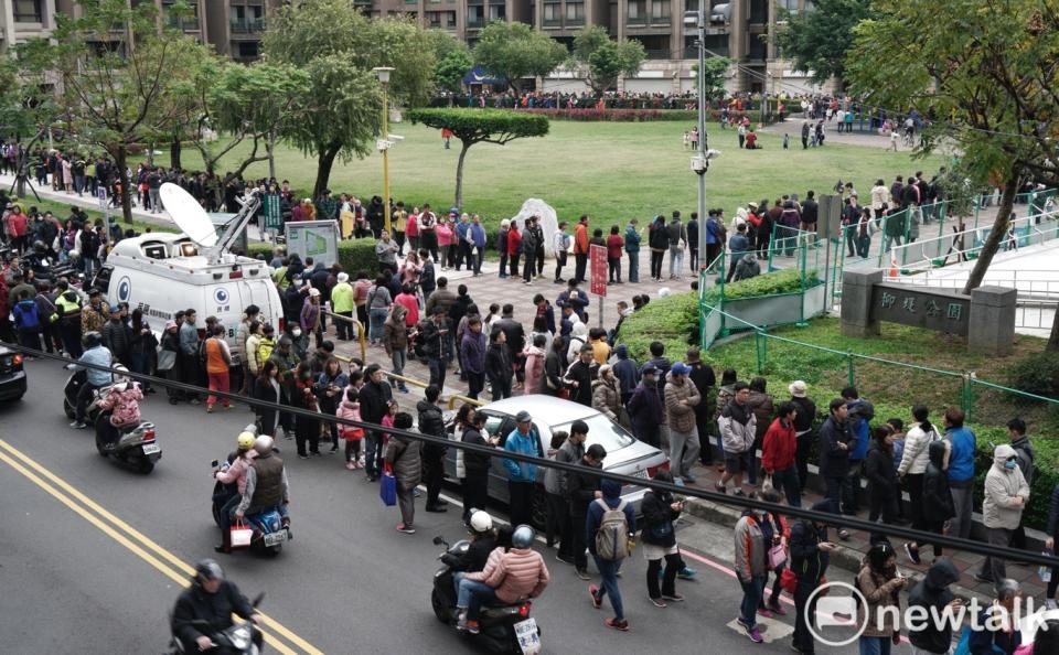 等著領取雞排的民眾將柳堤公園擠爆，圍了好幾圈，看不到隊伍尾巴。   圖：張良一/攝