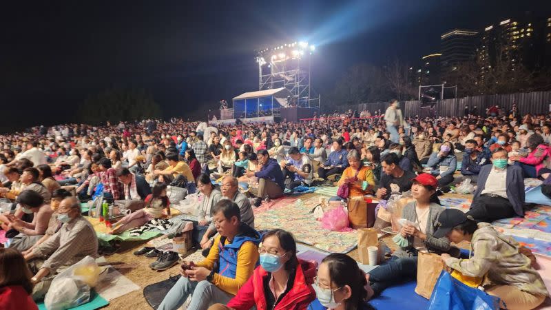 ▲數千名觀眾鋪上野餐墊席地而坐、自在飲食，一起於星空下享受電影音樂會盛宴。（圖／記者李琦瑋攝，2023.03.11）