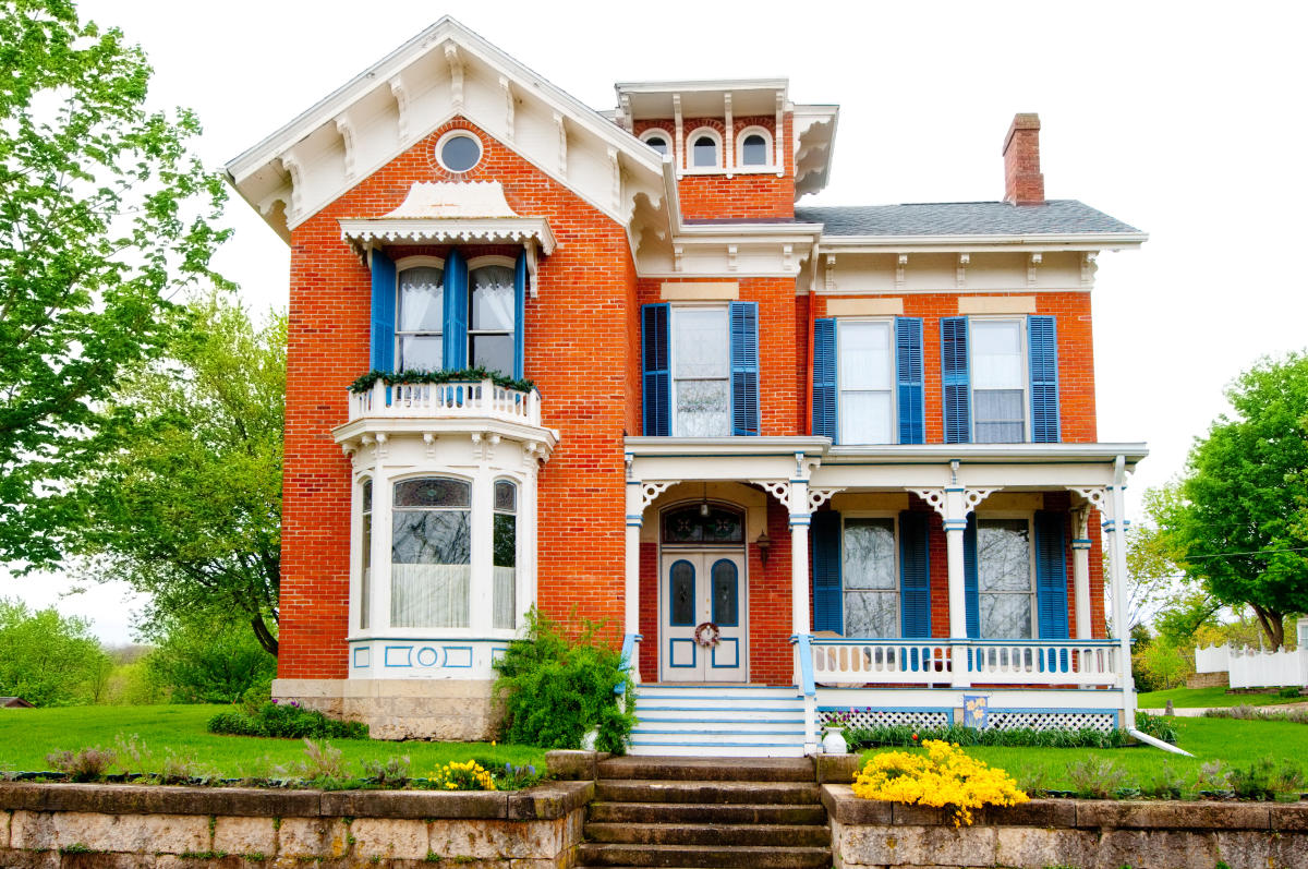 Mortgage Rates Surge to 7.10%: Homebuyers Race Against Time Amidst Inflation and Fed Indications