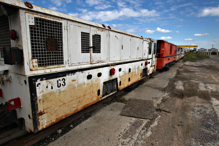 Una de las 5 formaciones del tren que transporta las dovelas fabricadas en Haedo, parado desde 2019