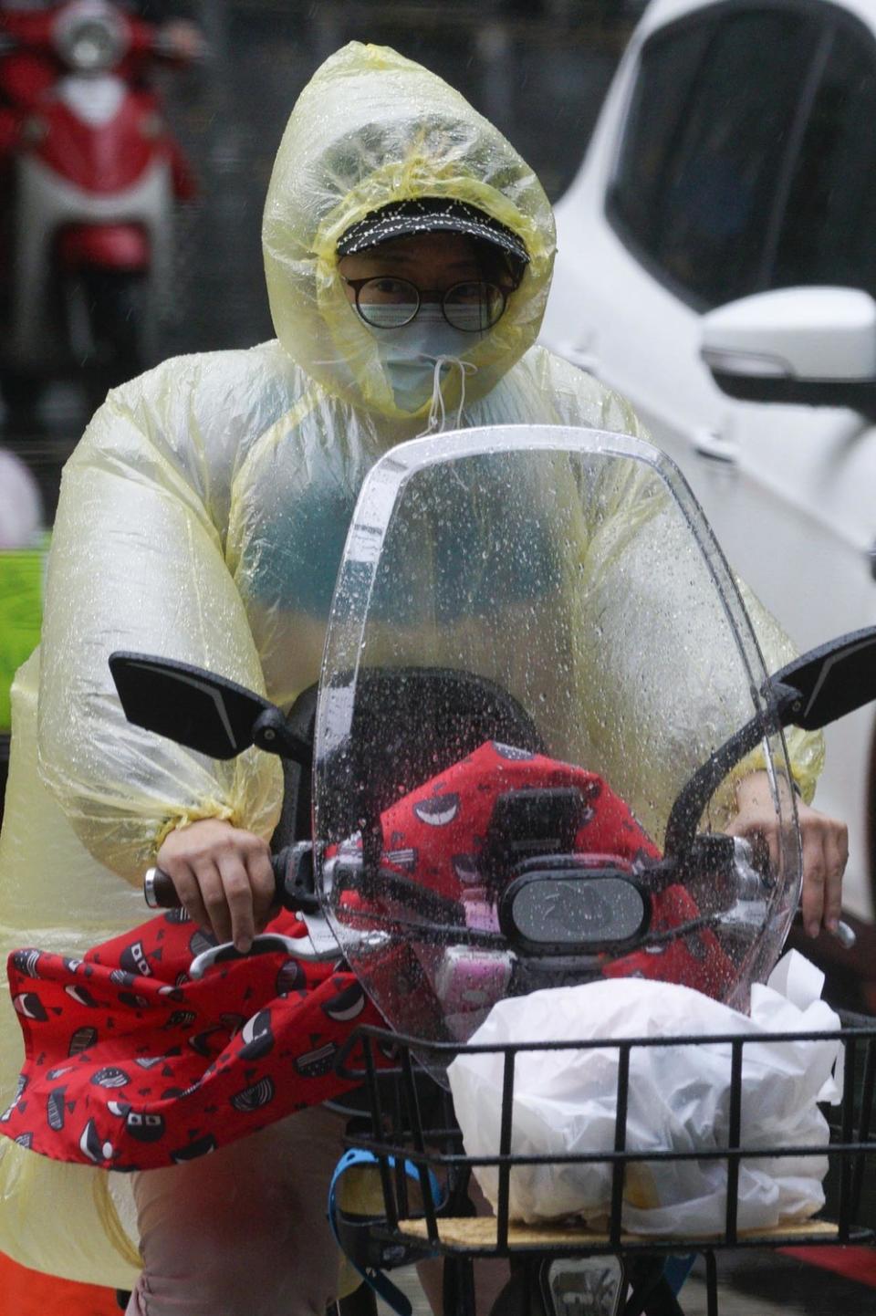 一位民眾在大雨中騎腳踏車。   圖：張良一/攝