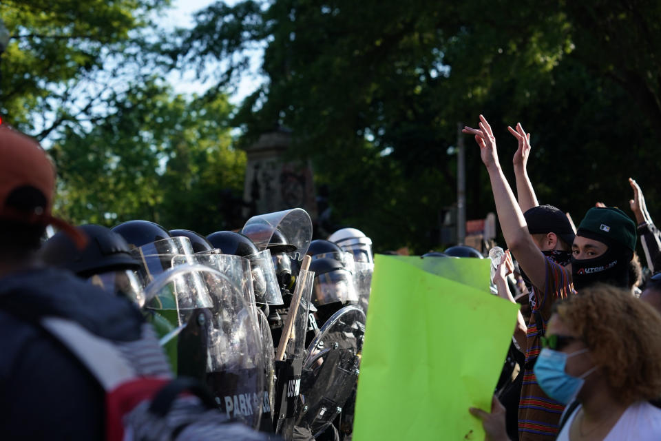 La policía y los manifestantes en las cercanías de la Casa Blanca en Washington, el 1.° de junio de 2020 (Erin Schaff/The New York Times).
