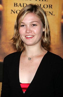 Premiere: Julia Stiles at the NY premiere of Touchstone's The Village - 7/26/2004 Photo: Jim Spellman, Wireimage.com