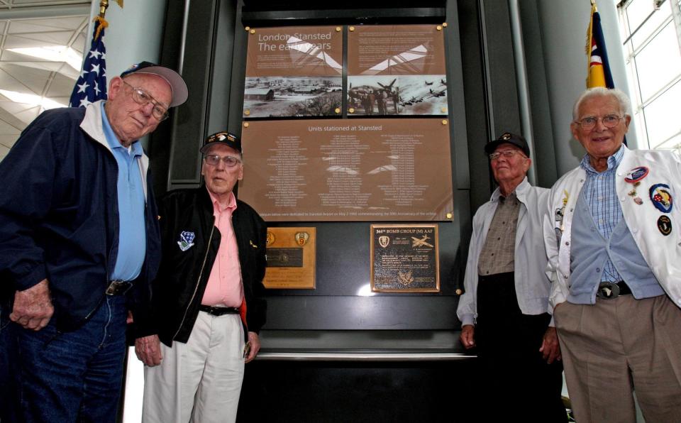 Bradford Freeman (second from right) with fellow Band of Brothers veterans (Donald Malarkey, his superior WW2 officer, is on the far right) in 2009 at the formal unveiling of a memorial plaque at Stansted Airport commemorating those who served from the airport during the war - Alamy