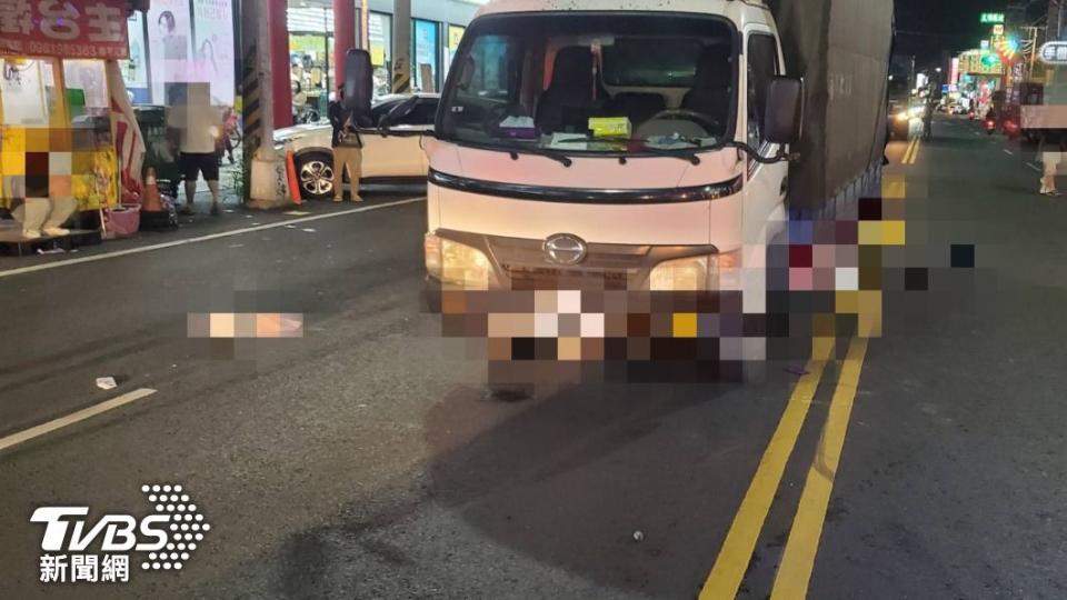 後座20歲女乘客摔至對向車道，遭經過小貨車撞上。（圖／TVBS）