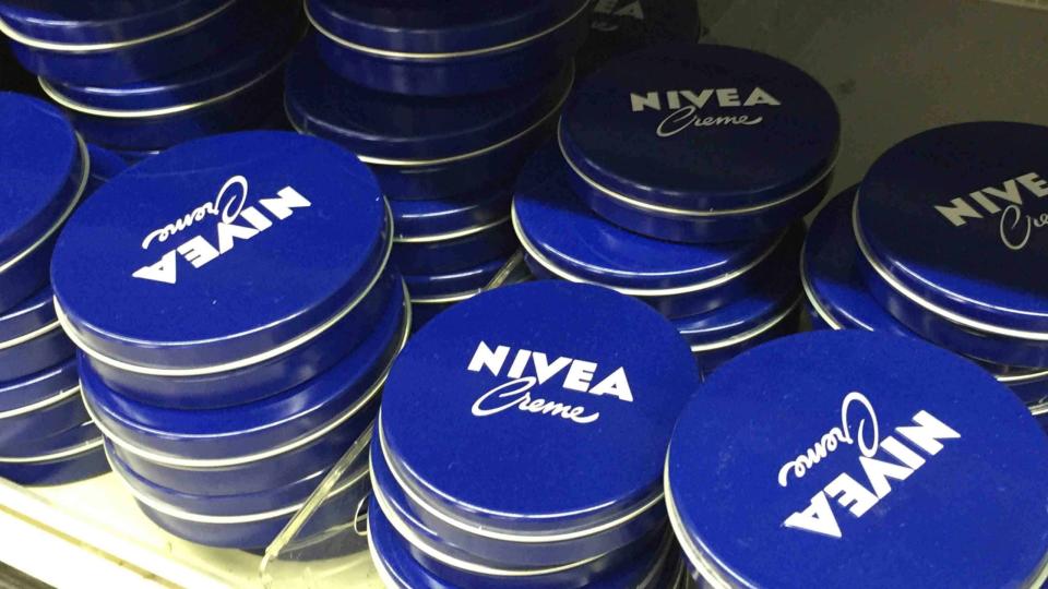 Nivea Creme in der typischen blauen Verpackung in einem Supermarktregal.