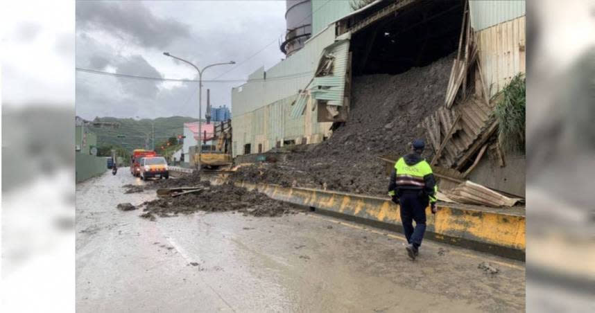 鐵皮廠房的土石突然朝路面坍塌，壓死路過計程車運將。（圖／翻攝畫面）