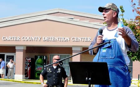 Joe Davis speaks to supports of his wife Kim Davis, outside the Carter County Detention Center in Grayson, Kentucky September 5, 2015. REUTERS/Chris Tilley