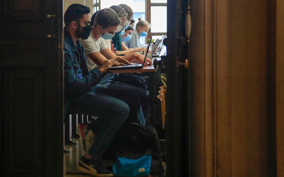 Students of the Pantheon university wearing face masks to prevent the spread of coronavirus attend a class in Paris - Michel Euler /AP