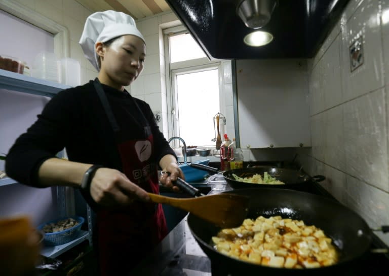 Su Xiaosu fries up Jiangsu specialties in her tiny home kitchen