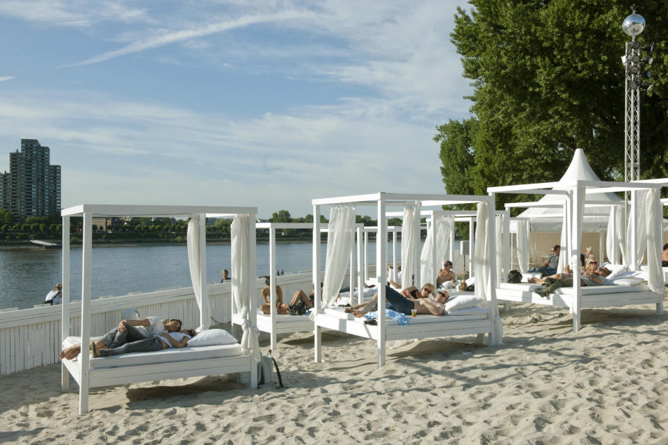 Im KM 689 könnt ihr leider nicht schwimmen gehen, aber der feine Sand wird euch sicher in Urlaubsstimmung bringen. - Copyright: picture alliance / Rainer Hackenberg | Rainer Hackenberg