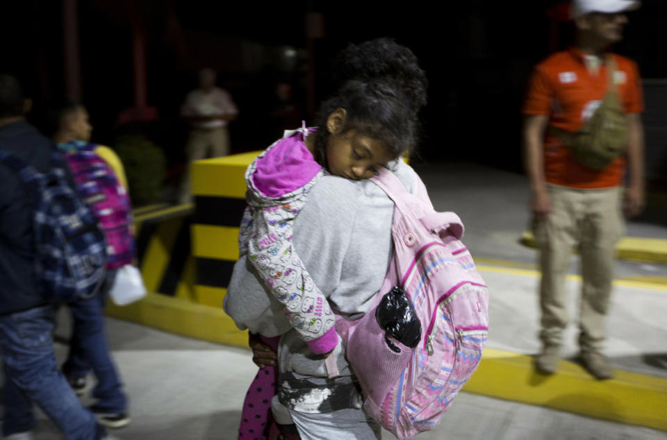 Migrantes de Honduras cruzan la frontera entre México y Guatemala sin el registro de las autoridades en Ciudad Hidalgo, México, el viernes 18 de enero de 2019. (AP Foto / Moisés Castillo)