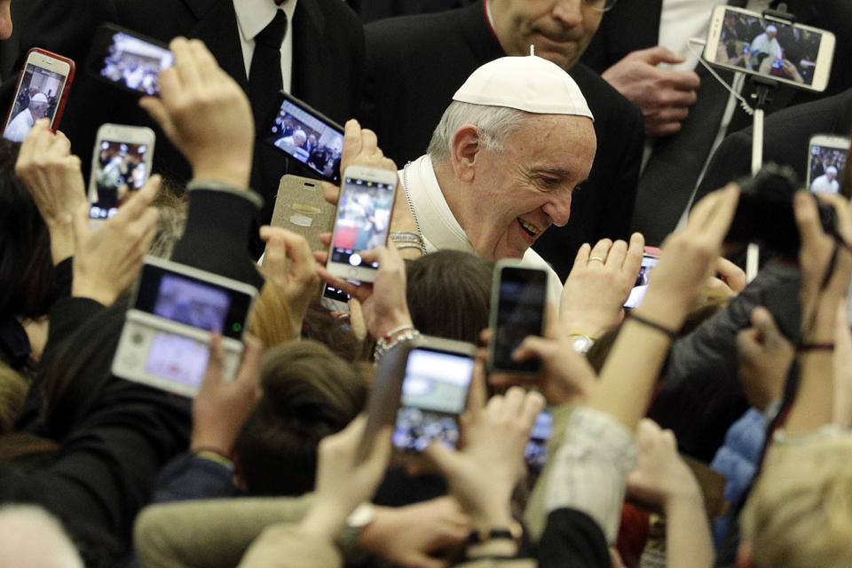 Faithful take pictures of Pope Francis woth mobile devices