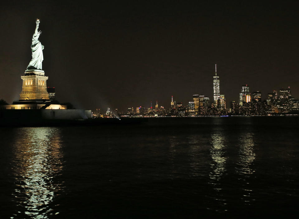 Eigentlich wird „Lady Liberty“ nachts beleuchtet. (Bild: AP Images)