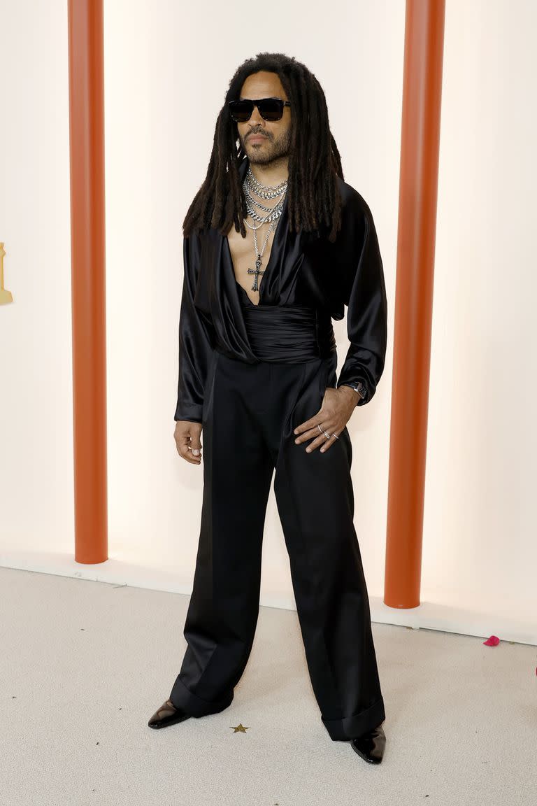 Lenny Kravitz eligió un particular look en color negro. El cantante mantuvo su estilo sin perder la elegancia