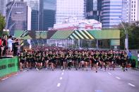 The first wave of runners flagged off at the Esplanade Bridge (Photo courtesy of Nike Singapore)