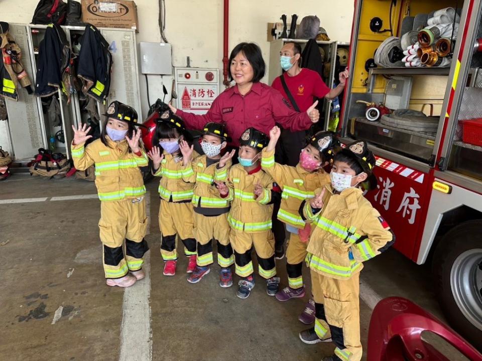 台南市水交社非營利幼兒園師生十六日上午至南消七大南門分隊參訪，南消七大也準備一系列小小消防員體驗，提升師生防災知能。(讀者提供)