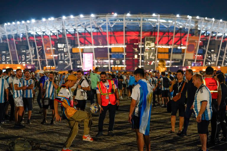 Los hinchas ragentinos, en la previa del cruce con Polonia en el estadio 974