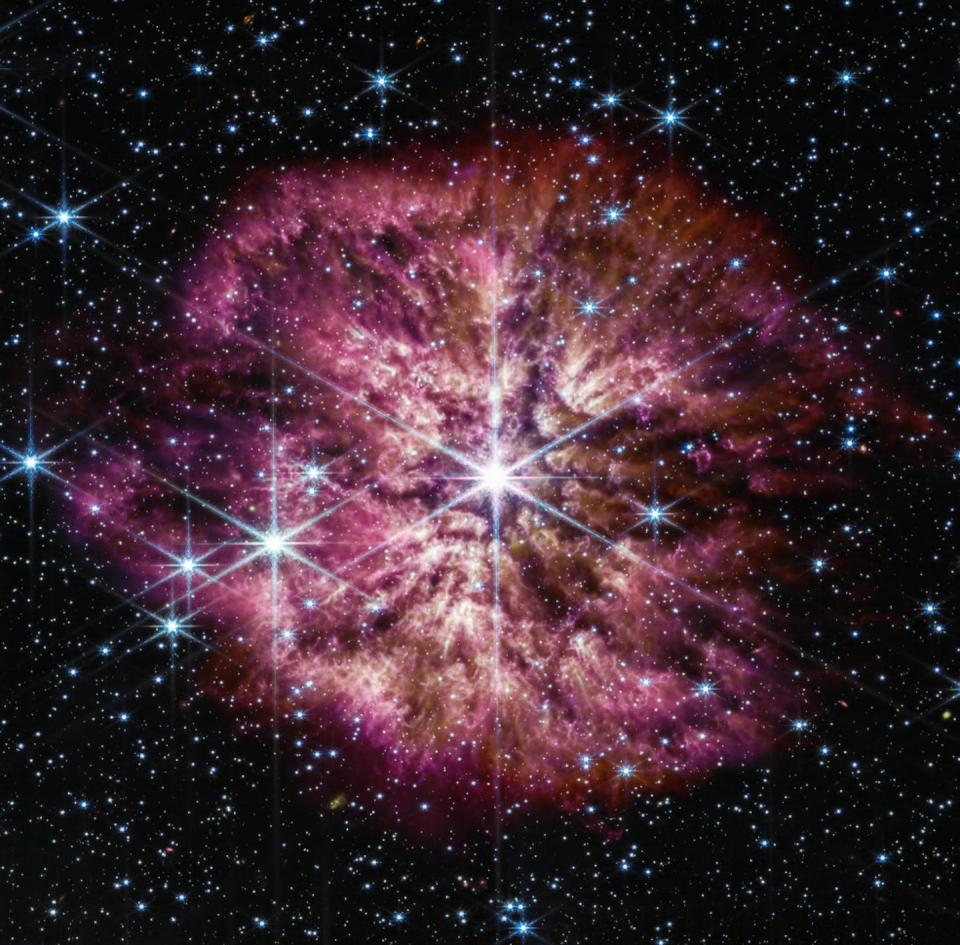 La estrella luminosa y caliente Wolf-Rayet 124 (WR 124) se destaca en el centro de la imagen compuesta del James Webb, obtenidas por la cámara de infrarrojo cercano y el instrumento de infrarrojo medio. <a href="https://ciencia.nasa.gov/webb-capta-fase-poco-comun-antes-de--supernova" rel="nofollow noopener" target="_blank" data-ylk="slk:NASA, ESA, CSA, STScI, Equipo de producción de Primeras Observaciones Científicas (ERO) de Webb;elm:context_link;itc:0;sec:content-canvas" class="link ">NASA, ESA, CSA, STScI, Equipo de producción de Primeras Observaciones Científicas (ERO) de Webb</a>, <a href="http://creativecommons.org/licenses/by/4.0/" rel="nofollow noopener" target="_blank" data-ylk="slk:CC BY;elm:context_link;itc:0;sec:content-canvas" class="link ">CC BY</a>