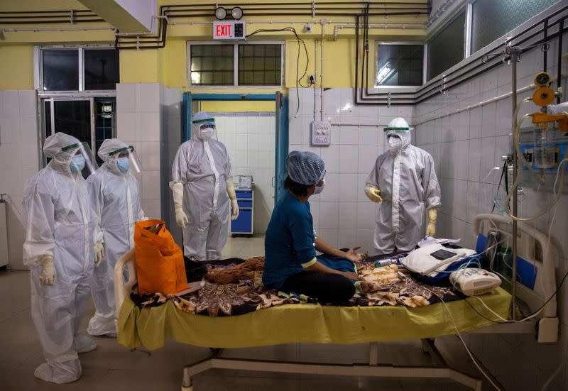 Wider Image: Last doctor standing: Pandemic pushes Indian hospital to brink