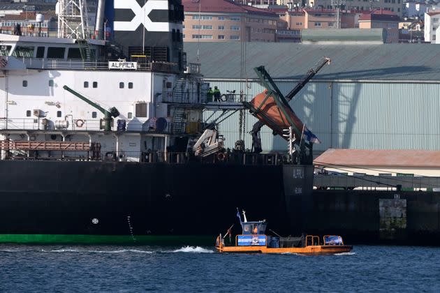 El mercante finlandés Alppila atracado en el puerto de A Coruña. (Photo: MONCHO FUENTESEFE)