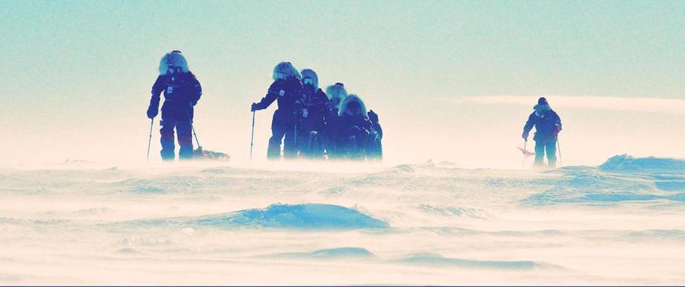 台灣探險隊頂著南極的風雪勇敢前進。（後場音像紀錄工作室提供）