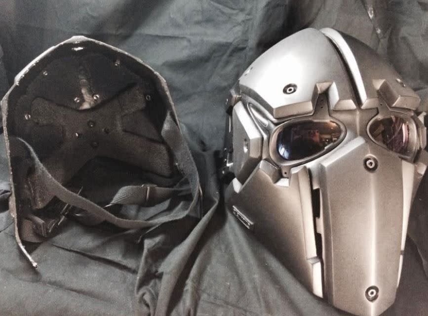 <p>Dieser Helm könnte direkt aus einem „Star Wars“-Film stammen, ist aber keine Science Fiction. Dieses Modell der Firma Devtac wird gerade von britischen Elitesoldaten getestet und erhielt von ihnen den Spitznamen „Boba Fett“. Tatsächlich erinnert die Form stark an den Kopfschutz des „Star Wars“-Kopfgeldjägers. Der Helm soll deutlich besseren Schutz als die herkömmlichen Modelle bieten. Zudem sendet er spezielle Signale aus, mit denen die Träger ihre Kameraden von gegnerischen Kämpfern unterscheiden können. Eine Infrarot-Option ermöglicht Nachtsicht. Außerdem ist der Kopfschutz mit modernster Kommunikationstechnologie ausgestattet. (Bild: Devtac) </p>