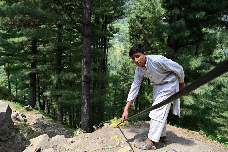 Student survivor Rizwan Ullah, 15, shows the broken cable (AFP via Getty Images)