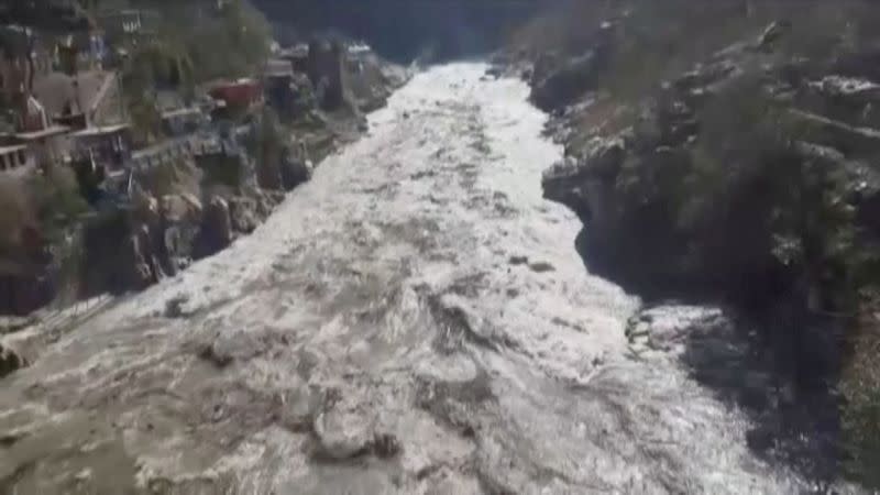 Una vista general durante una inundación en el estado de Uttarakhand, el 7 de febrero de 2021 en esta captura obtenida de un vídeo