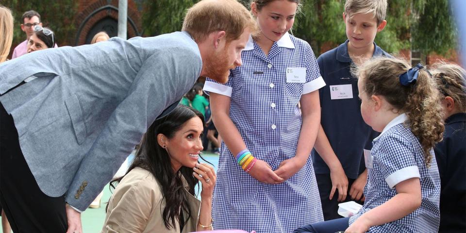 <p>Meghan and Harry meet schoolchildren. </p>