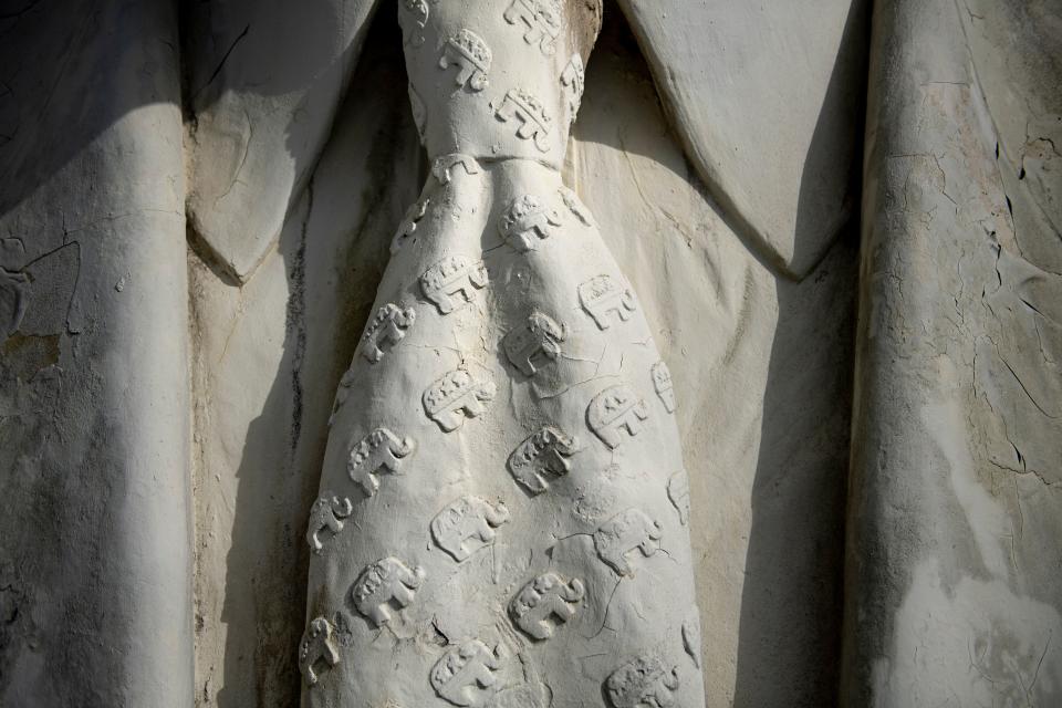 A tie with the Republican party's elephant mascot can be seen on a giant decaying bust of former US President George W. Bush on August 25, 2019, in Williamsburg, Virginia. (Photo: Brendan Smialowski/AFP/Getty Images)