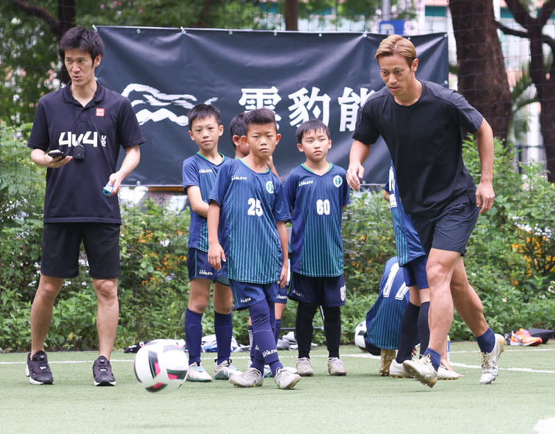 本田圭佑訪台　下場與小球員互動交流 日本傳奇足球球星本田圭佑（右）訪台，推廣「4對4 足球賽」，25日現身台北市萬華運動中心，熱身後準 備下場與小球員們互動、交流。 中央社記者謝佳璋攝  113年5月25日 